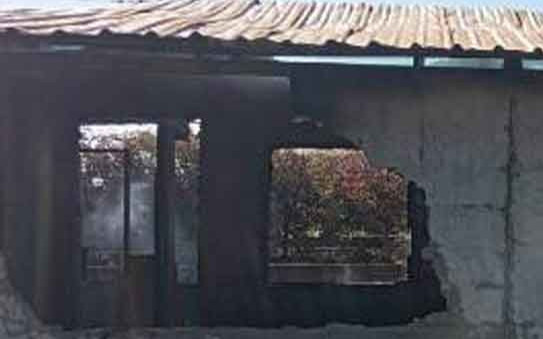 Cha mẹ ra chợ mua đồ ăn để con ở nhà một mình, khi về thì gục ngã vì cảnh tượng trước mắt Ảnh 2