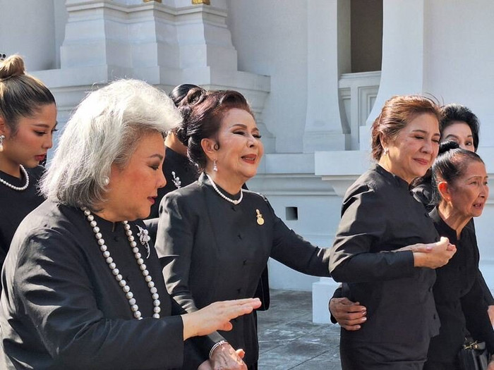 Lễ hỏa táng nam danh ca nổi tiếng, người vợ gục ngã tiễn chồng về nơi an nghỉ Ảnh 3