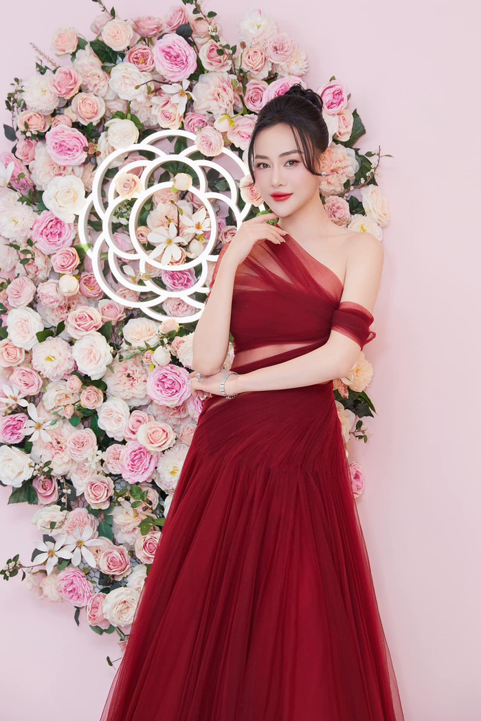 Phương Oanh khoe nhan sắc xinh đẹp trong tấm ảnh mới nhất. Ảnh: FBNV