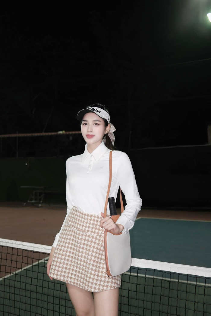 Hoa hậu Đỗ Thị Hà lựa chọn áo tay dài phối cùng chân váy khi đi tập Pickleball ở những ngày thời tiết se lạnh,