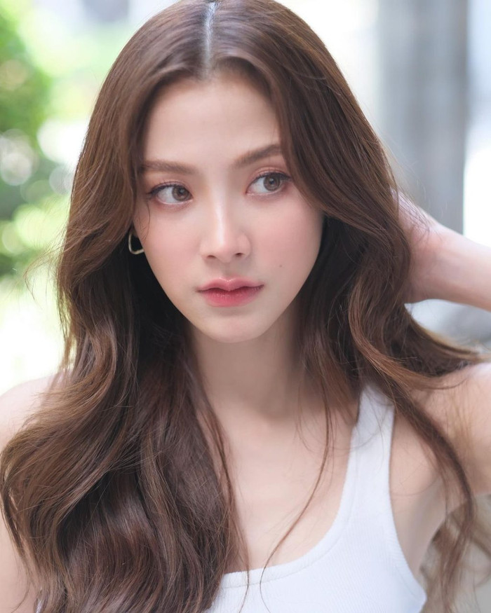 Để sở hữu mái tóc dày, bồng bềnh, chị em thường thực hiện phương pháp nối tóc.