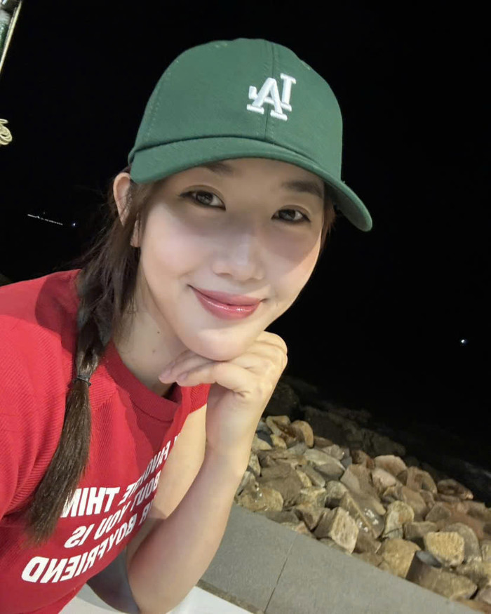 Thúy Ngân - Võ Cảnh bị bắt gặp diện 'mũ đôi'. (Ảnh FBNV)