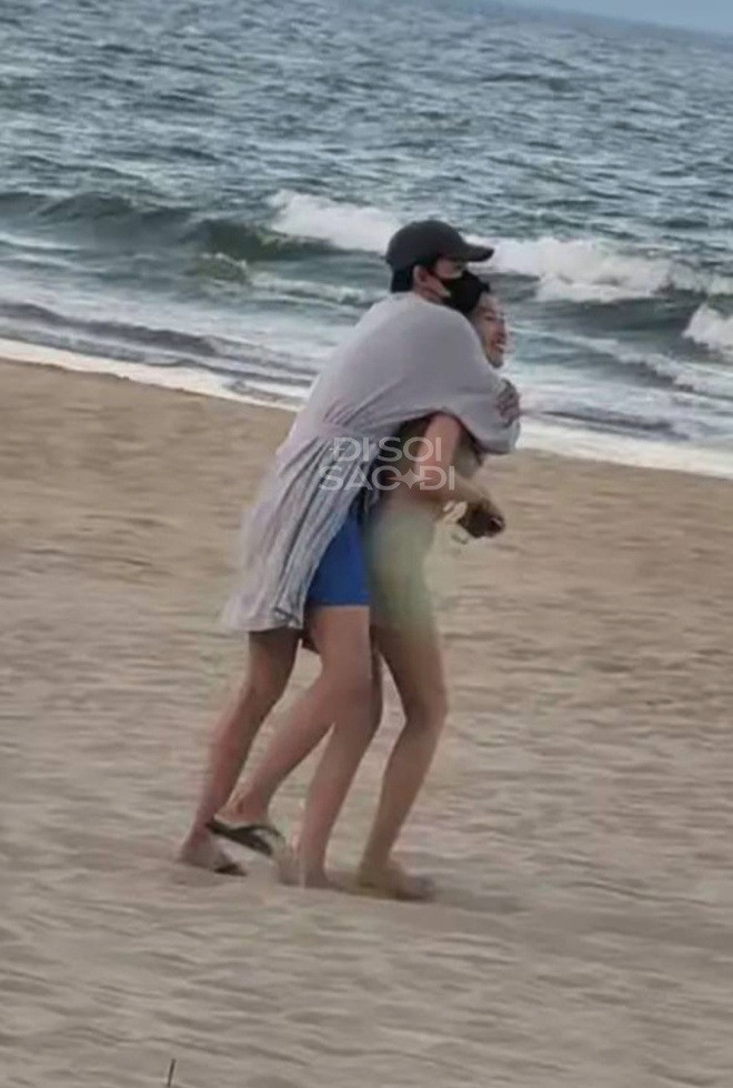 Thúy Ngân - Võ Cảnh bị 'tóm dính' hẹn hò trên bãi biển. (Ảnh Disoisaodi)