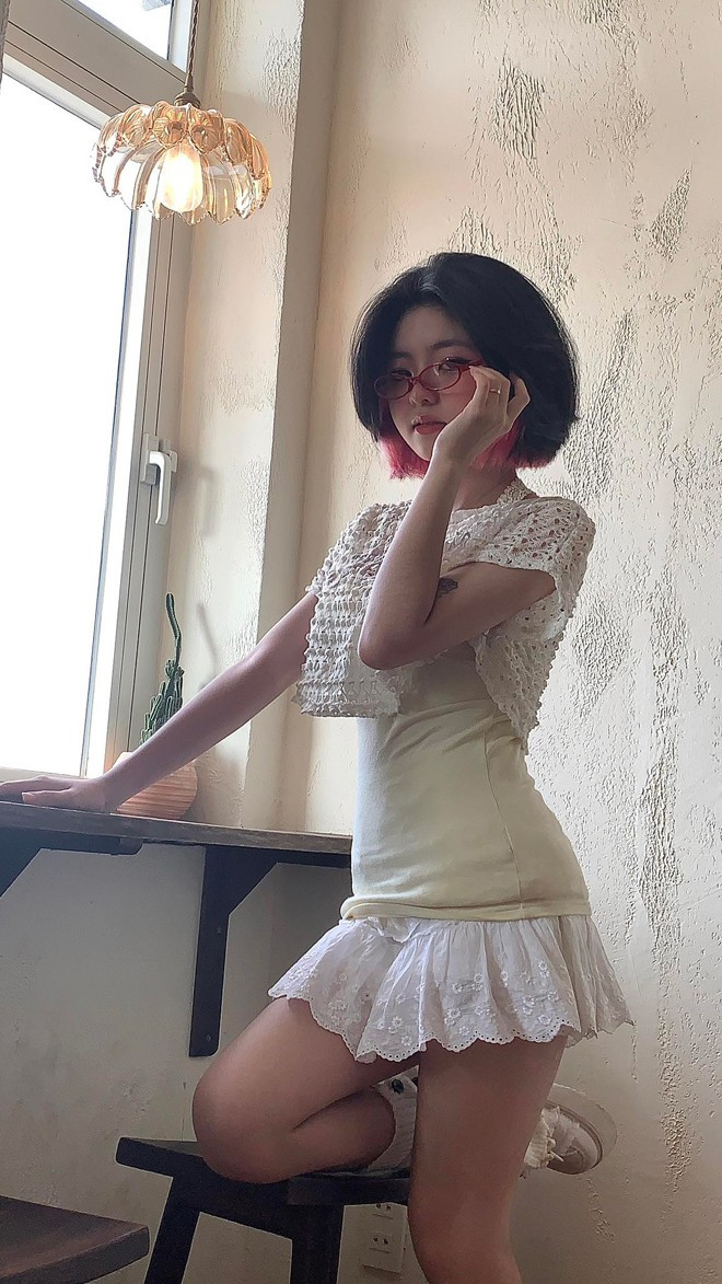 Cô gái sở hữu vóc dáng nhỏ bé, giống hệt cái tên do cô ruột đặt.