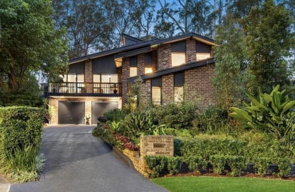 Đặc biệt, biệt thự nằm gần trường học của các nhóc tỳ nhà Lê Vũ Hoàng, các bé có thể đi bộ đến trường. Biệt thự nhà Lê Vũ Hoàng có tới 3 phòng khách. Trong đó có 1 phòng khách lớn và 2 phòng khách nhỏ.