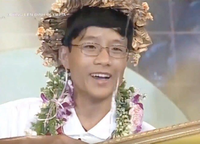 Vũ Hoàng nhanh chóng khiến truyền thông bùng nổ vì xuất thân từ gia đình nghèo, bố mẹ là công nhân, chỉ sống trong một căn nhà tranh tạm bợ với tài sản quý giá nhất chỉ là chiếc tivi đen trắng nhưng lại có thành tích học tập cực kỳ xuất sắc. Thời điểm đó, Lê Hoàng Vũ trở thành biểu tượng của sự cố gắng, nỗ lực không ngừng nghỉ, quyết tâm dùng tri thức để vượt khó. 