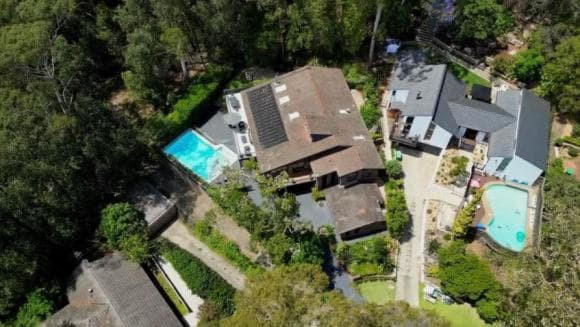 Cơ ngơi thứ 2 của gia đình Lê Vũ Hoàng ở Sydney (Úc) có tên là Private Paradise, rộng gần 1000m2, thoáng đãng, nhiều cây xanh, có bể bơi. Biệt thự có 3 mặt nhìn ra rừng, phía sau cách khoảng 100m có suối dài và thác nước lớn. 