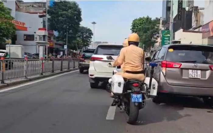 CSGT TPHCM rút súng khống chế người đàn ông nước ngoài chở thuốc lá lậu Ảnh 2