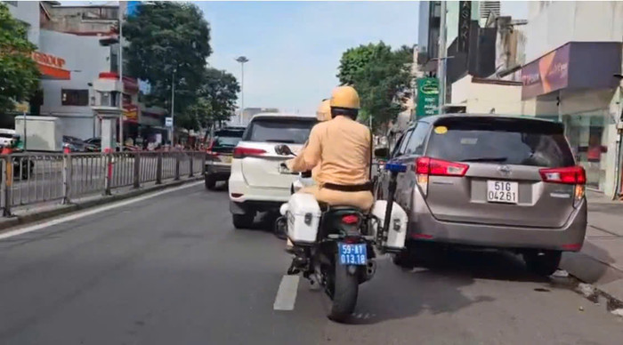 CSGT đang truy đuổi chiếc ôtô