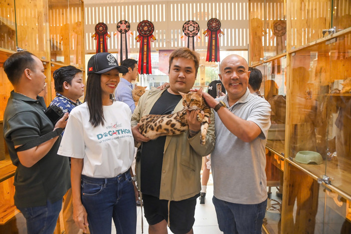 Nhiều nghệ sĩ khác như Quốc Thuận, Quách Ngọc Tuyên, Michael Trương tích cực ủng hộ và kêu gọi sự yêu thương động vật.