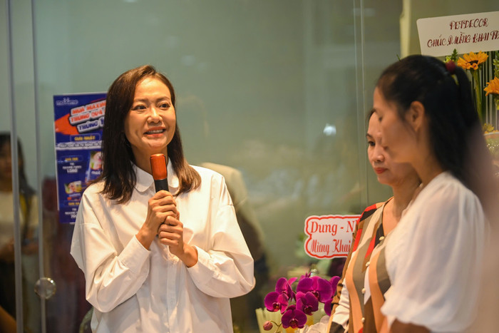 Hồng Ánh tham gia hỗ trợ trực tiếp 20 triệu đồng cho các trạm cứu hộ chó, mèo.