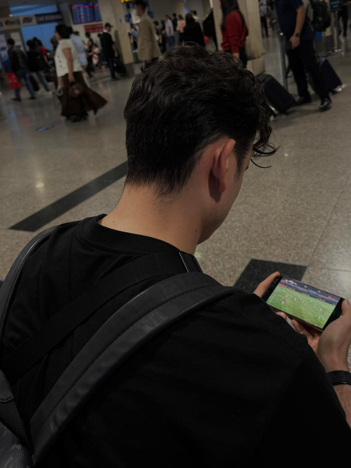 Hình ảnh thủ môn Đặng Văn Lâm ngồi ở sân bay xem tuyển Việt Nam so tài với Lào khiến cho nhiều người hâm mộ cảm thấy tiếc nuối cho anh. Ảnh: Yến Xuân