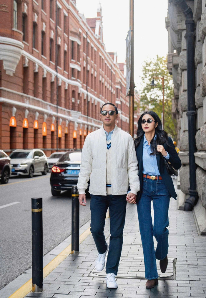 Cả hai nắm tay nhau dạo phố như vợ chồng son. Ảnh: FBNV