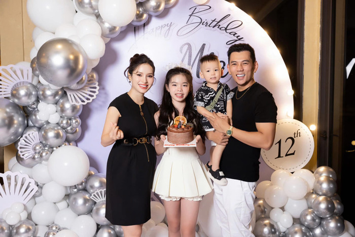 Phương Trinh Jolie ăn diện sang trọng, vui vẻ chụp ảnh cùng gia đình nhỏ trong bữa tiệc sinh nhật của ái nữ. Ảnh: FBNV