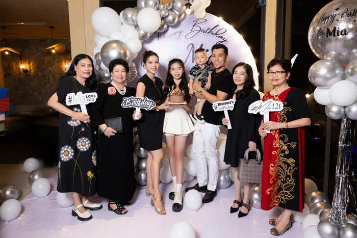 Mẹ chồng Phương Trinh Jolie (đứng thứ hai, từ bìa phải ảnh) đến chúc mừng sinh nhật cháu gái Mia. Ảnh: FBNV