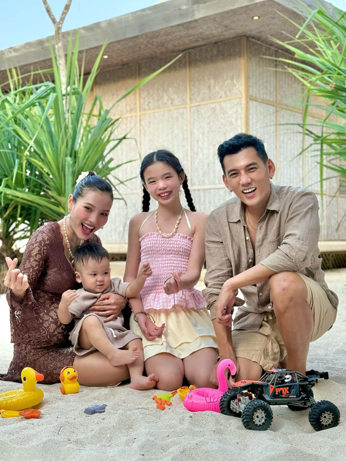 Phương Trinh Jolie và Lý Bình tranh thủ cho các con đi du lịch trước khi nữ ca sĩ sinh con lần ba. Ảnh: FBNV