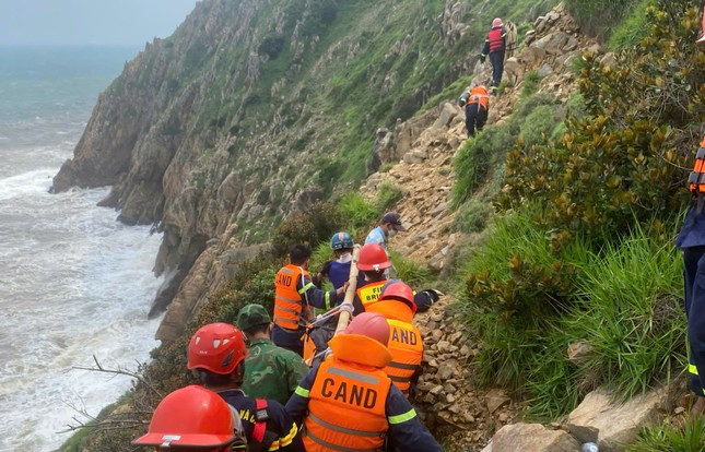 Lực lượng công an đưa thi thể nạn nhân lên bờ. Ảnh: Tiền phong