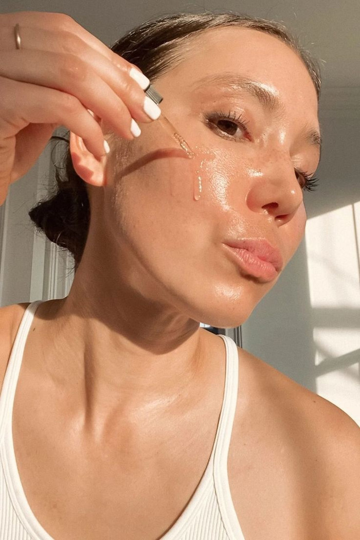 AHA giúp loại bỏ tế bào chết và cải thiện kết cấu da.