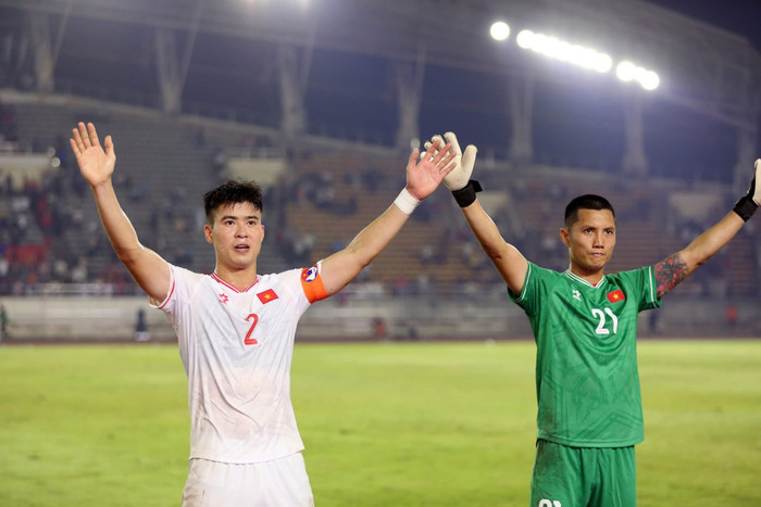 Sai lầm của thủ môn Đình Triệu khiến Duy Mạnh phạm lỗi và tuyển Việt Nam nhận bàn thua từ chấm 11 m. Ảnh: VFF