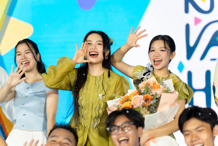 Lâm Vỹ Dạ - Phương Mỹ Chi - Phương Duyên trên sân khấu sự kiện - FBNV.