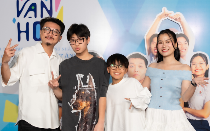 Bé Xá Xị (áo trắng) và Bánh Mì (áo xám) lần đầu được đóng phim cùng bố mẹ.