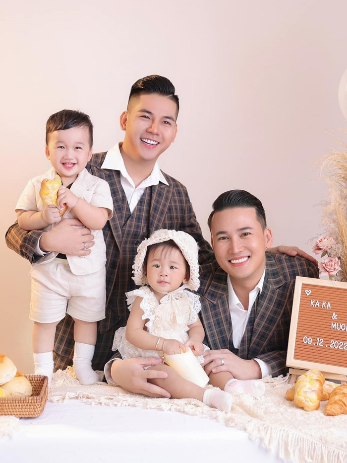 Gia đình hạnh phúc của Thanh Đoàn - Hà Trí Quang. (Ảnh FBNV)