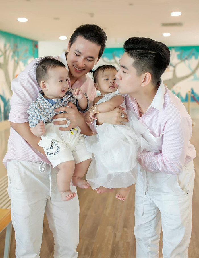 Các con chụp ảnh cưới với Thanh Đoàn - Hà Trí Quang. (Ảnh FBNV)