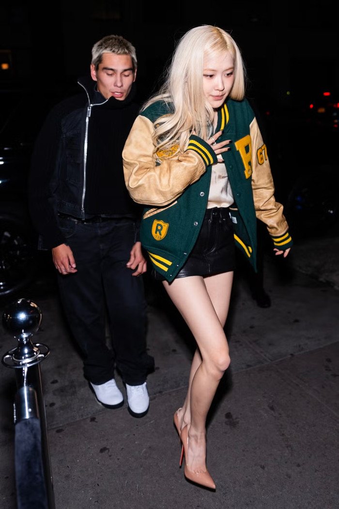 Rosé chọn hình ảnh thể thao thời thượng trong buổi đi chơi cùng Evan Mock.