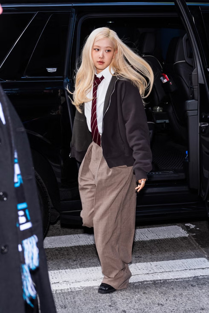 Rosé tiếp tục chinh phục trái tim tín đồ thời trang bằng diện mạo chỉn chu, đầy tính ứng dụng.