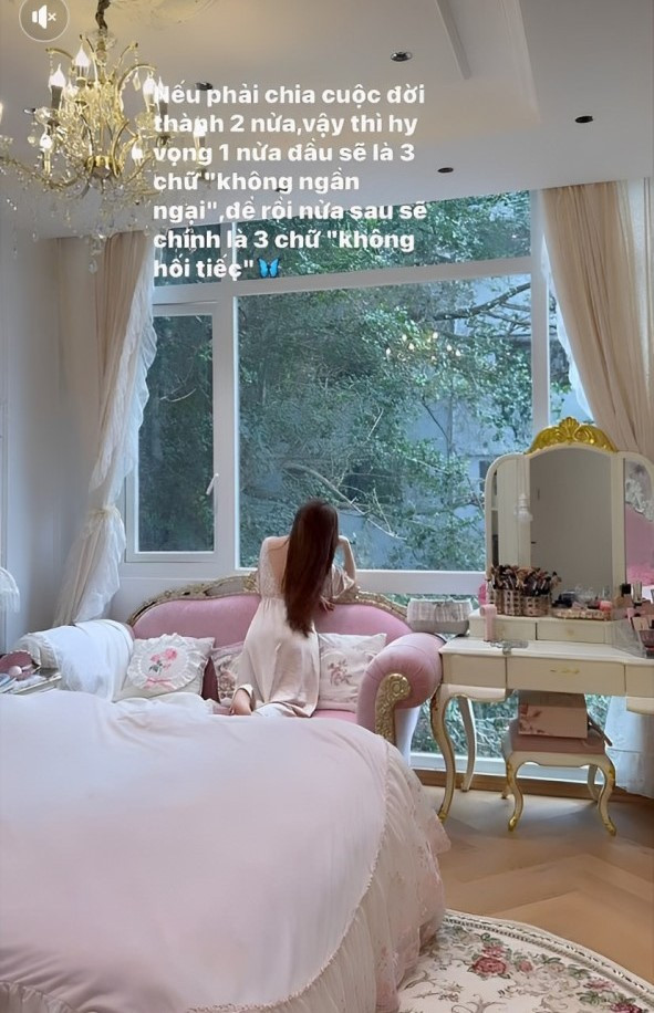 Quỳnh Kool thả dáng khoe lưng trần quyến rũ bên trong cơ ngơi sang trọng vừa hoàn thiện. 