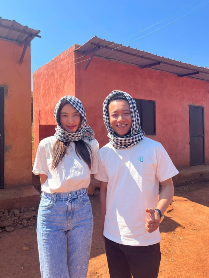 Dù liên tục được netizen 'đẩy thuyền', nhưng Hoa hậu Thùy Tiên và Quang Linh Vlogs khẳng định cả hai chỉ là anh em thân thiết. (Ảnh: FBNV)