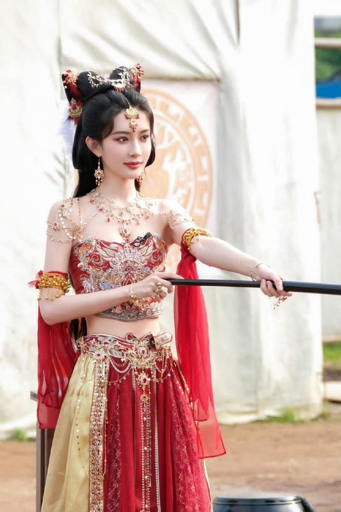 Nữ diễn viên 9x được khen đẹp hơn Lưu Diệc Phi diện áo bó sát khoe cặp 'tuyết lê' căng tràn Ảnh 2