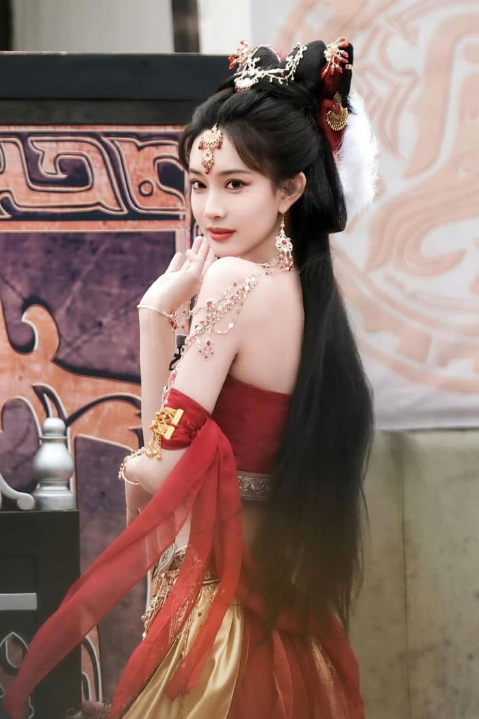 Nữ diễn viên 9x được khen đẹp hơn Lưu Diệc Phi diện áo bó sát khoe cặp 'tuyết lê' căng tràn Ảnh 3