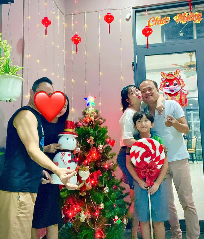 Con trai Phi Thanh Vân chung khung hình cùng bạn trai của mẹ. Ảnh: FB Phan Phuc Bao Long