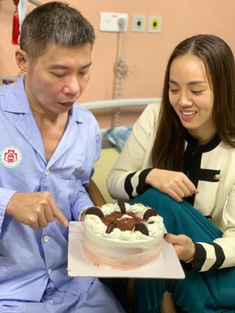 Suốt 3 năm qua, Ngọc Hà luôn là người đồng hành, chăm sóc NSND Công Lý trong quá trình điều trị bệnh tật. (Ảnh: FBNV)