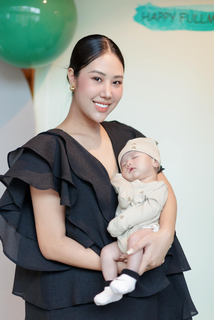Nhan sắc mặn mà của bạn gái nghệ sĩ Quang Minh sau 1 tháng sinh con. (Ảnh FBNV)