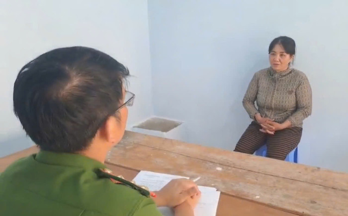Khởi tố mẹ nuôi bé gái 12 tuổi bị tạt nước sôi vì mất vé số Ảnh 2