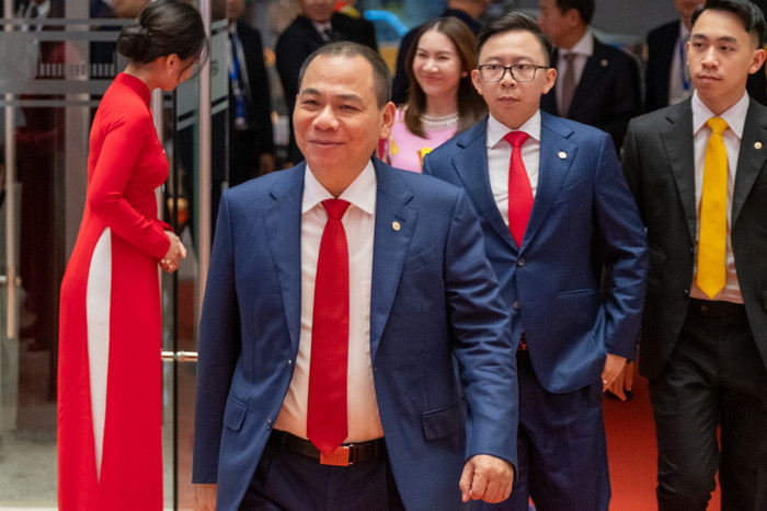 3 bố con tỷ phú Phạm Nhật Vượng cùng xuất hiện trong một khung hình gây ấn tượng mạnh