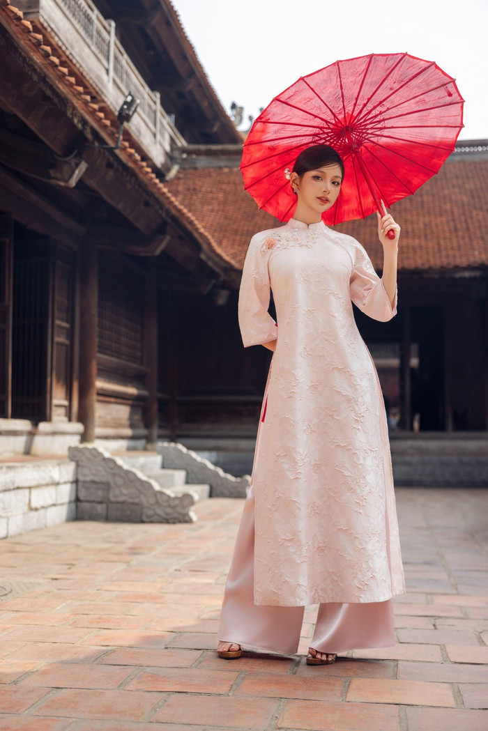 Dáng áo ôm vừa vặn, khéo léo tôn lên đường nét cơ thể, giúp nàng tự tin trong mọi khoảnh khắc, từ buổi chúc Tết gia đình đến những dịp lễ hội xuân. Áo dài không chỉ là trang phục, mà còn là lời nhắn nhủ dịu dàng về một mùa Tết an lành, nơi mọi vẻ đẹp được tỏa sáng một cách tự nhiên nhất.