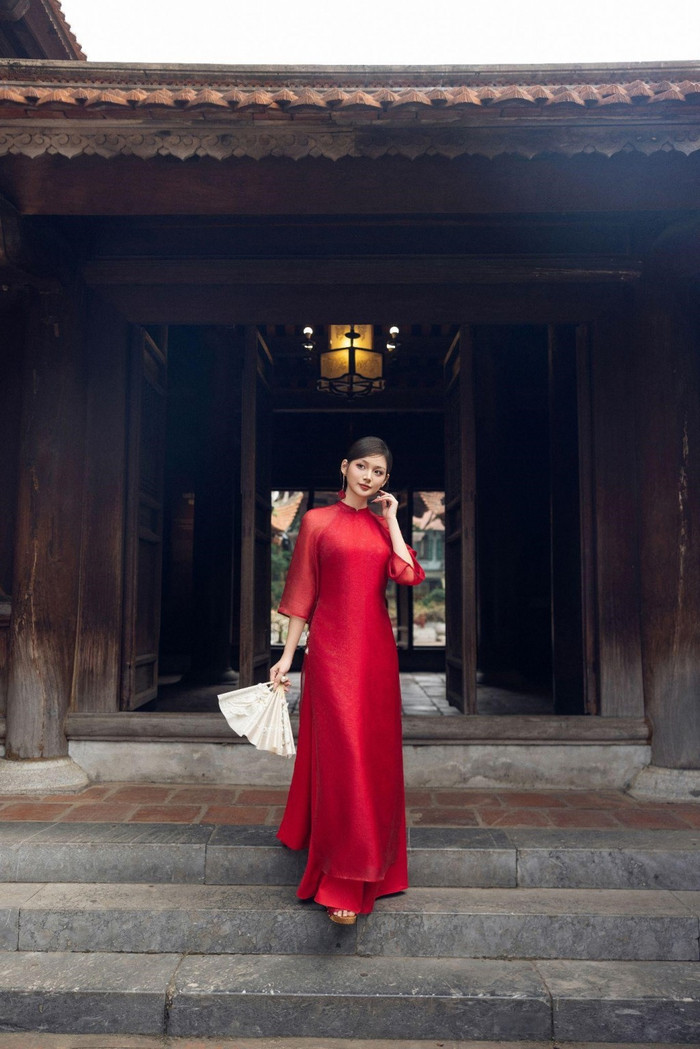 Giữa những ngày xuân rộn ràng, tà áo dài đỏ đô mang chất liệu organza mềm mại sẽ làm tôn lên vẻ đẹp kiêu sa và cuốn hút của người phụ nữ Việt. Sắc đỏ đô đằm thắm, tượng trưng cho sự may mắn và thịnh vượng, không chỉ làm nổi bật làn da mà còn làm bừng sáng từng bước đi của nàng.