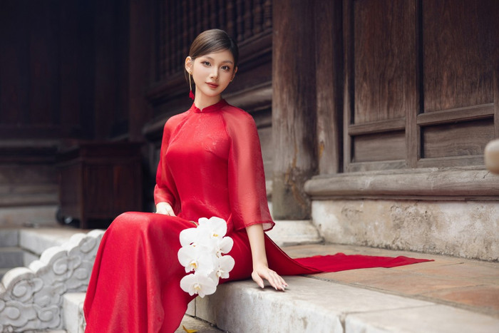 Áo dài mang sắc đỏ luôn là sự lựa chọn hoàn hảo cho những ngày lễ hội, từ dịp Tết đến những buổi gặp mặt đầu năm. Dẫu ở bất kỳ khung cảnh nào, nàng vẫn sẽ tỏa sáng với vẻ đẹp vừa cổ điển vừa hiện đại, là biểu tượng hoàn mỹ của mùa xuân mới tràn đầy hy vọng.