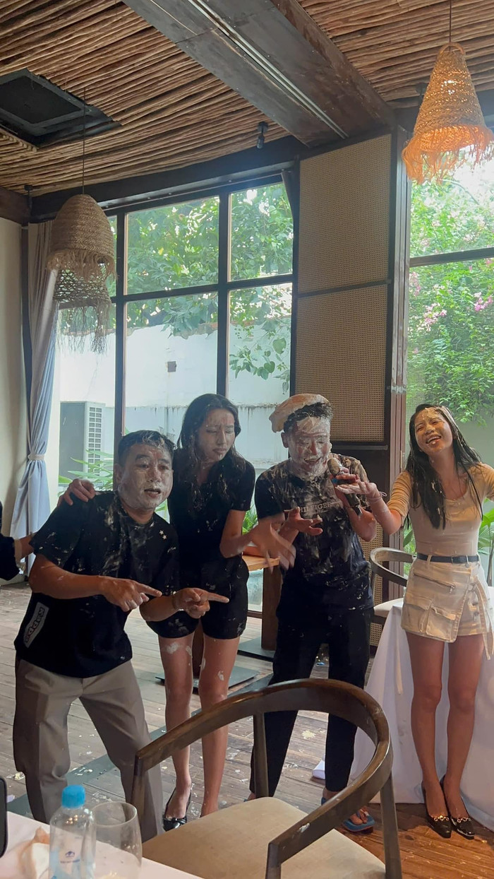 Hoa hậu Thùy Tiên và khoảnh khắc cực lầy lội cùng team Quang Linh Vlogs.