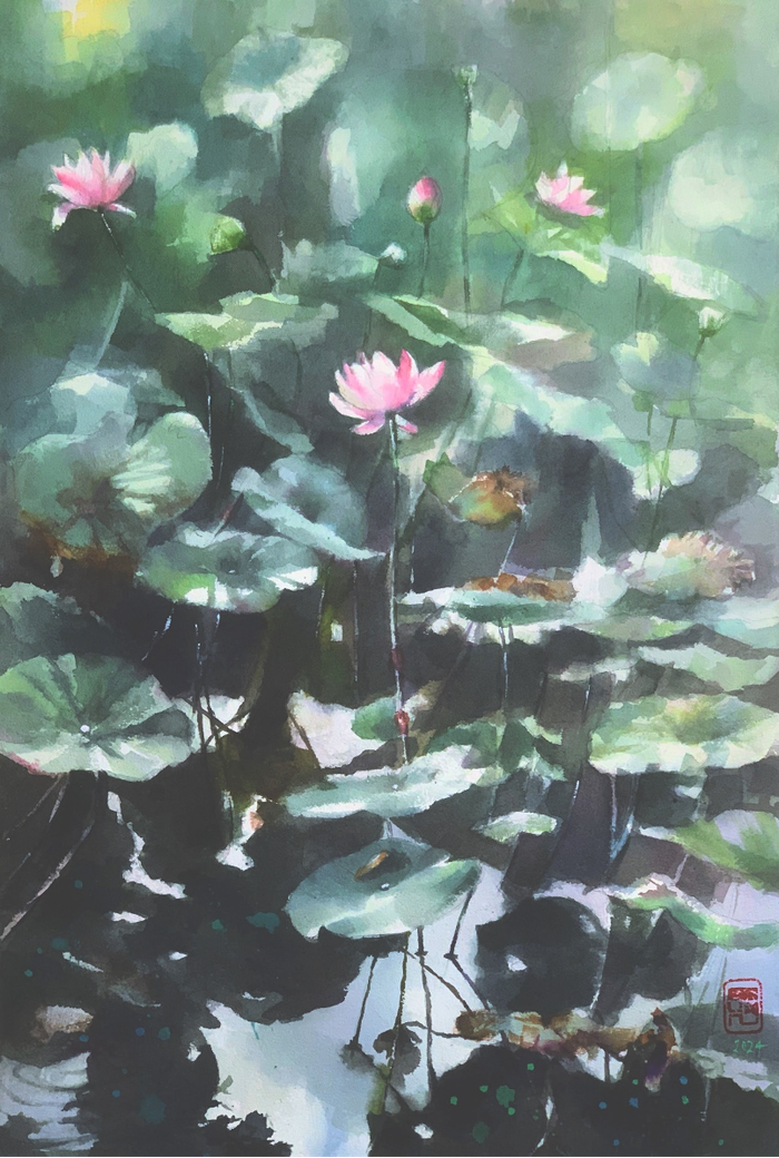 Hoa từ lâu đã là nguồn cảm hứng bất tận trong nghệ thuật, và trong triển lãm lần này, nó trở thành cầu nối đặc biệt giữa nghệ sĩ và người thưởng lãm. Mỗi loài hoa trong tranh không chỉ mang vẻ đẹp riêng mà còn ẩn chứa những thông điệp sâu sắc về cuộc sống, tình yêu và hy vọng. (Tác phẩm: Dáng Sen- Tạ Triều Dương).