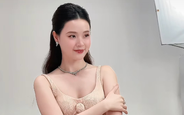 Midu tung ảnh đi làm, ngoại hình tăng cân rõ rệt khiến dân tình xôn xao Ảnh 2