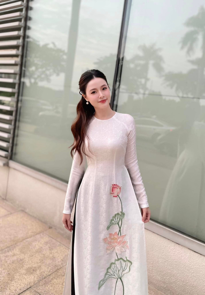 Midu diện áo dài đẹp hơn khi tăng cân. Ảnh: FBNV