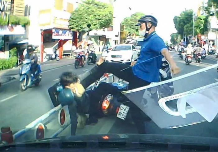 Cô gái bị đánh tới tấp sau va chạm giao thông