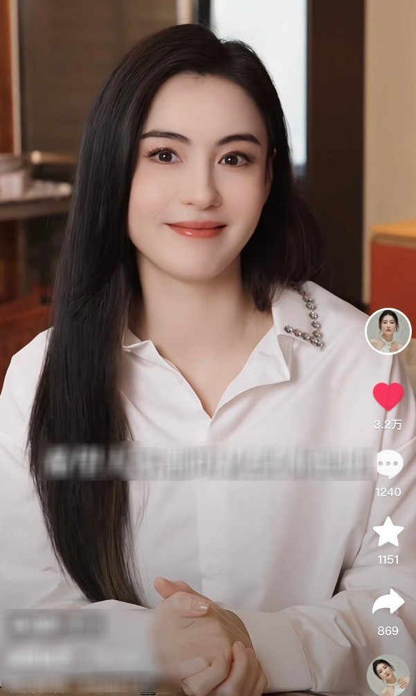 Hồi đầu năm nay, Trương Bá Chi thường diện trang phục dáng rộng. Gương mặt của cô trông tròn trịa dù đã dùng filter làm đẹp.&nbsp;