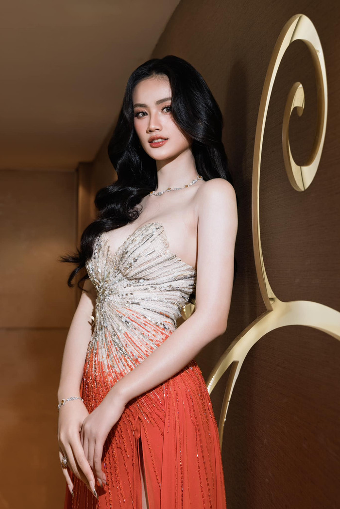 Hoa hậu Ý Nhi không ngại công khai chuyện phẫu thuật thẩm mỹ.