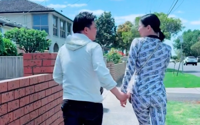 Lệ Quyên bị Lâm Bảo Châu 'bắt quả tang' nắm tay một sao nam Vbiz giữa đường phố Úc Ảnh 2