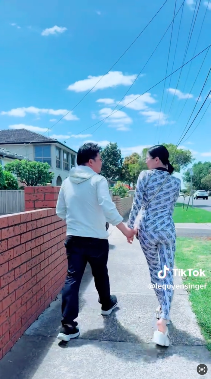 Lệ Quyên tung clip thân mật với Quang Lê ở giữa đường phố Úc. (Ảnh chụp màn hình TikTok Lệ Quyên)